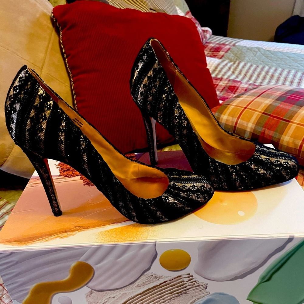 Badgley Mischka black lace point heels